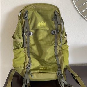 REI forest green Trail25 Backpack w laptop sleeve
